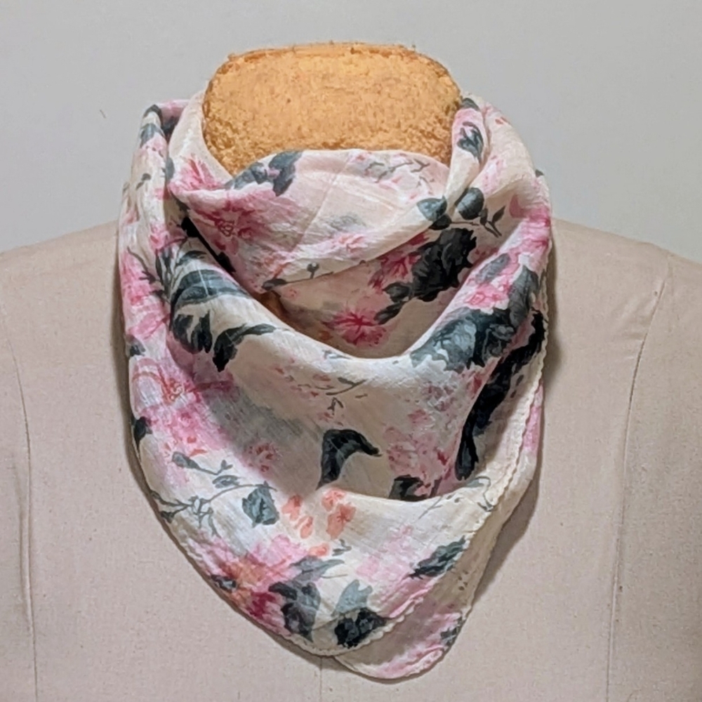 NWOT Beckwoman  20”x21” Green and Pink Floral Ascot Scarf